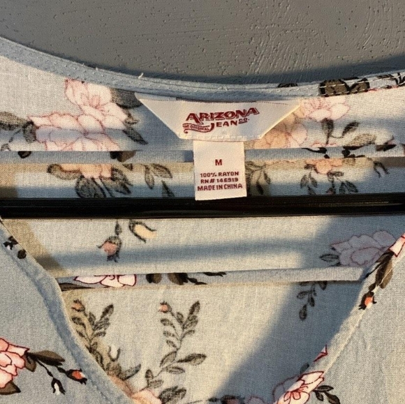 Cute floral shirt with bell sleeves - Picture 3 of 3